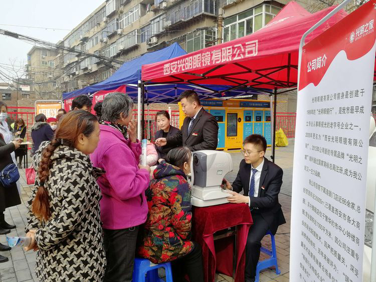 岗位学雷锋，服务树新风